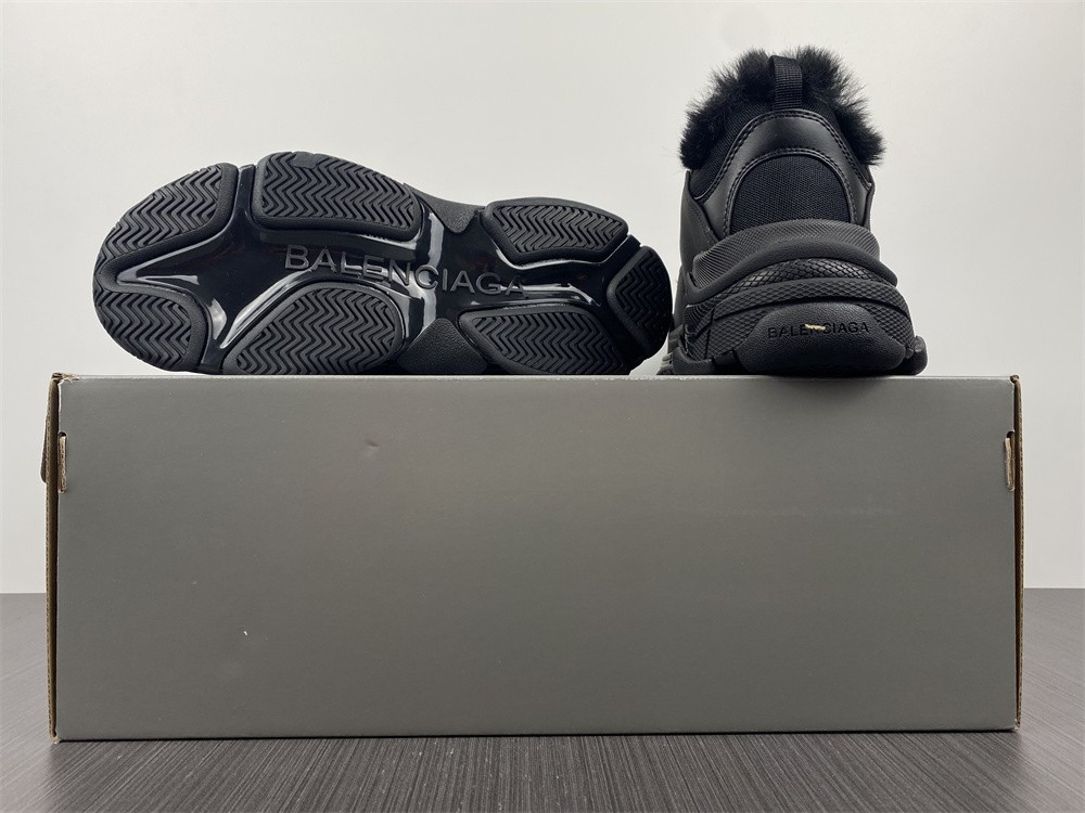 Ba1en*iaga triple s black with feather inside