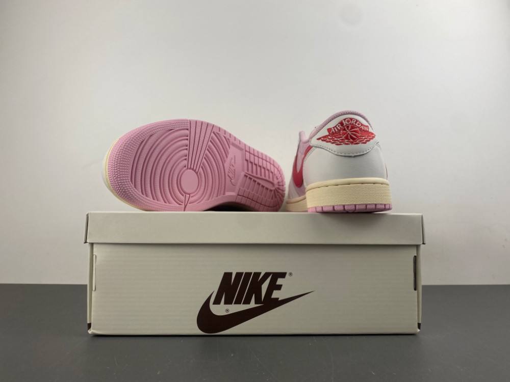 Travis Scott × Air Jordan 1 Low "Shy Pink"IQ7604-101