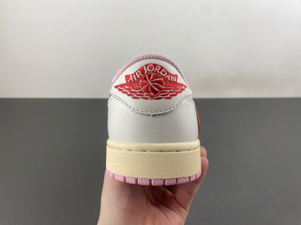 Travis Scott × Air Jordan 1 Low "Shy Pink"IQ7604-101