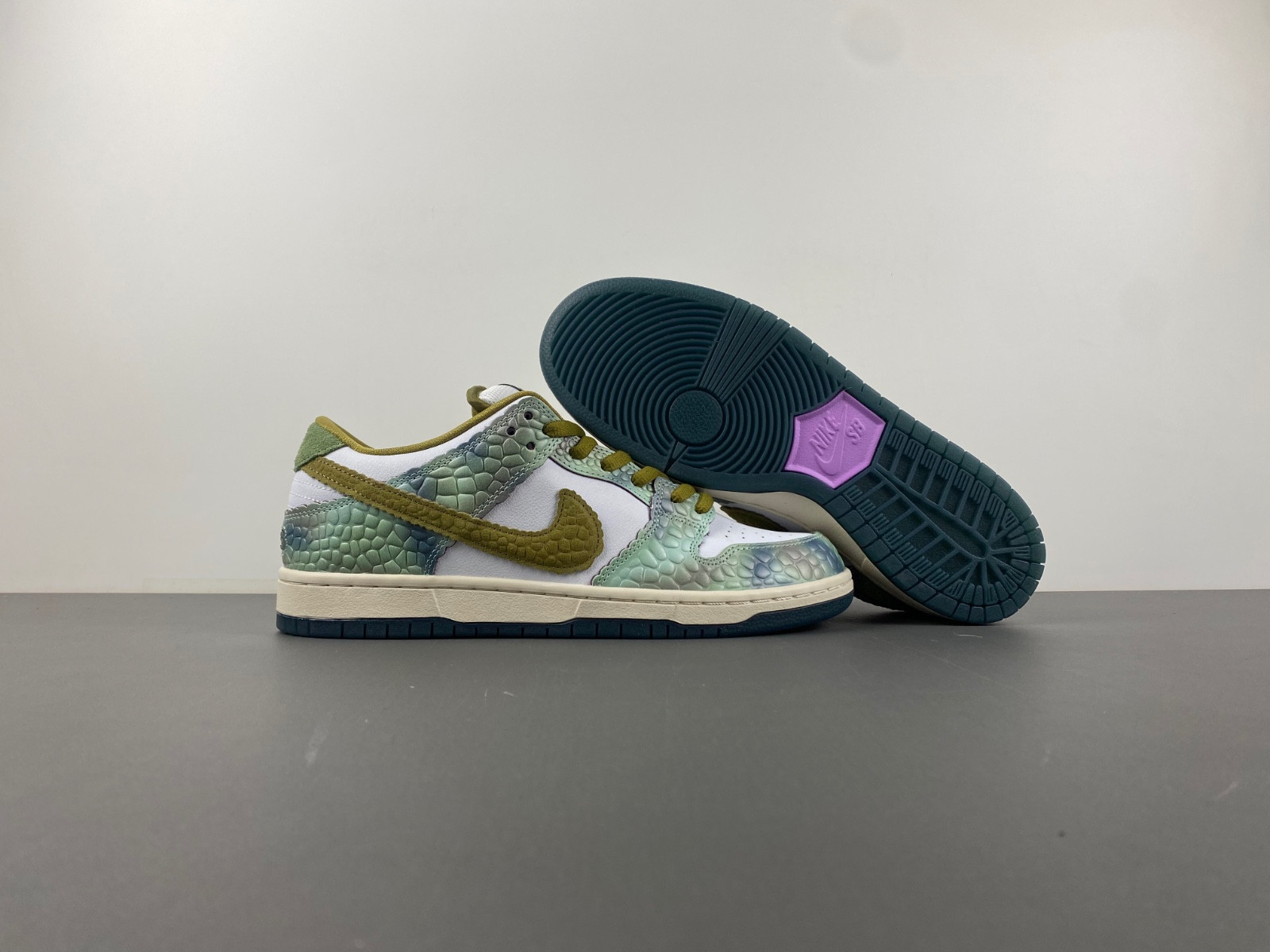 Nike SB Dunk Low Alexis Sablone Chameleon HJ3386-300