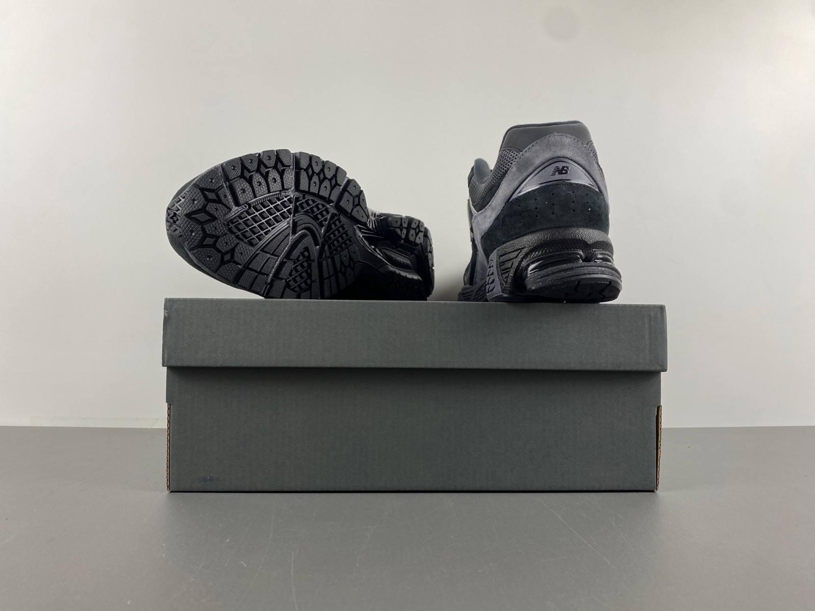 new Ba1an*e 2002r black dark grey men