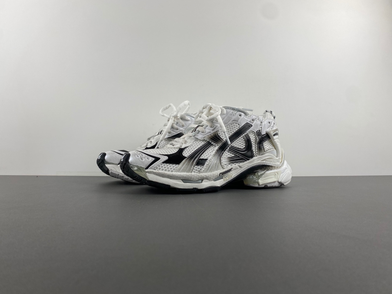 Men''s Runner Gradient Sneaker in White/black
