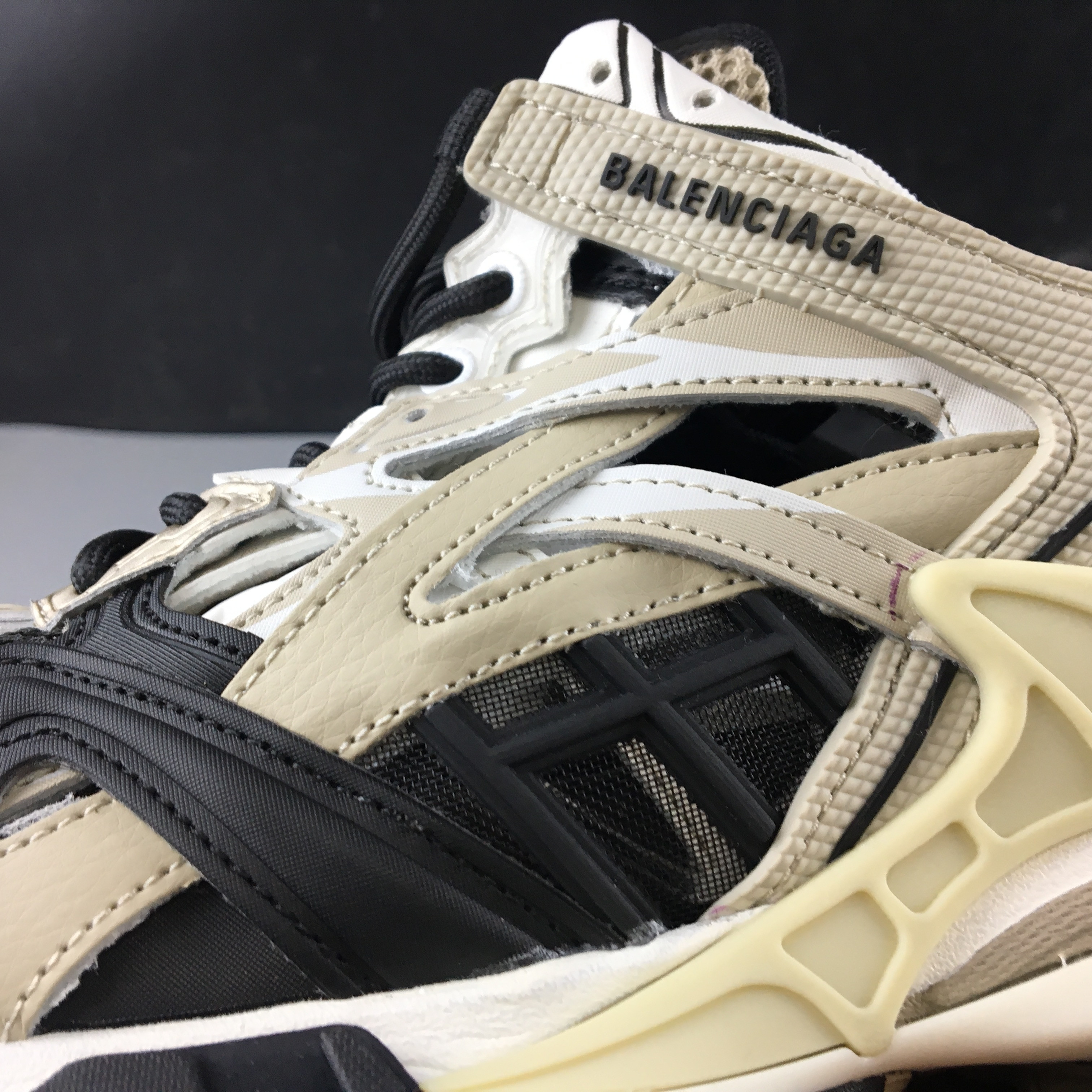 Ba*len*cia*ga track 4