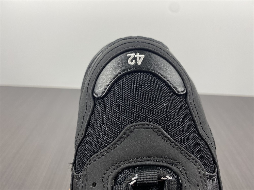 Ba*len*cia*ga triple s black with feather inside