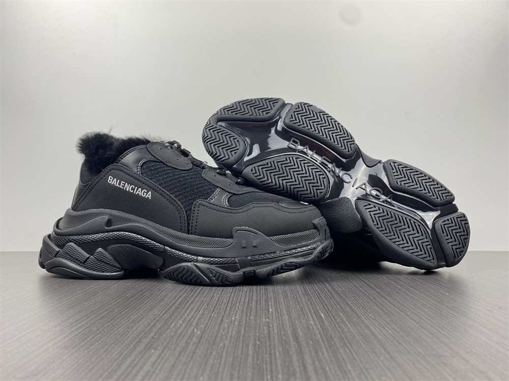 Ba*len*cia*ga triple s black with feather inside