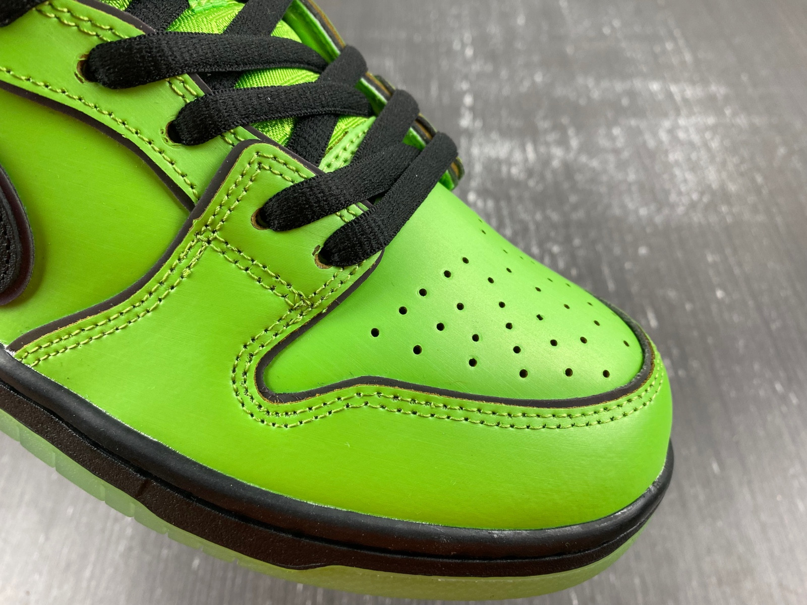 the powerpuff girls x nike sb dunk low buttercup fz8319-300