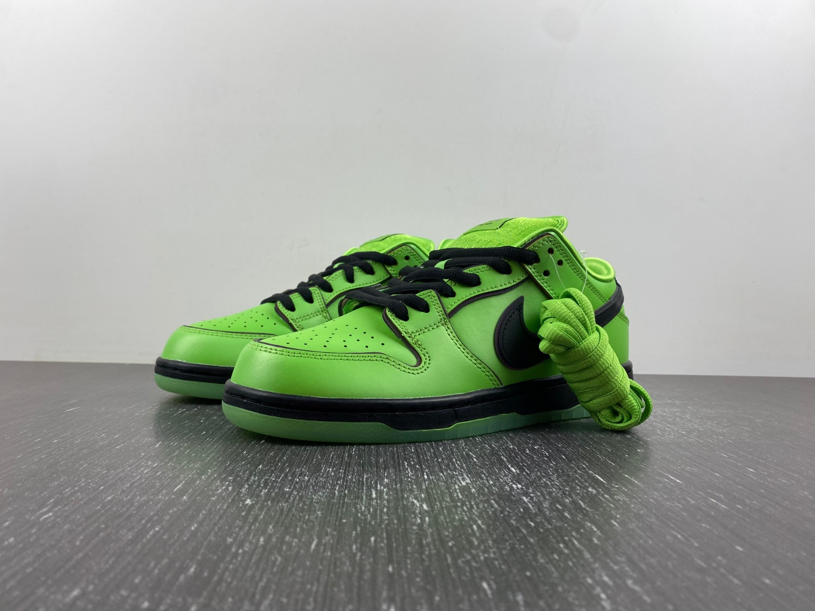 the powerpuff girls x nike sb dunk low buttercup fz8319-300