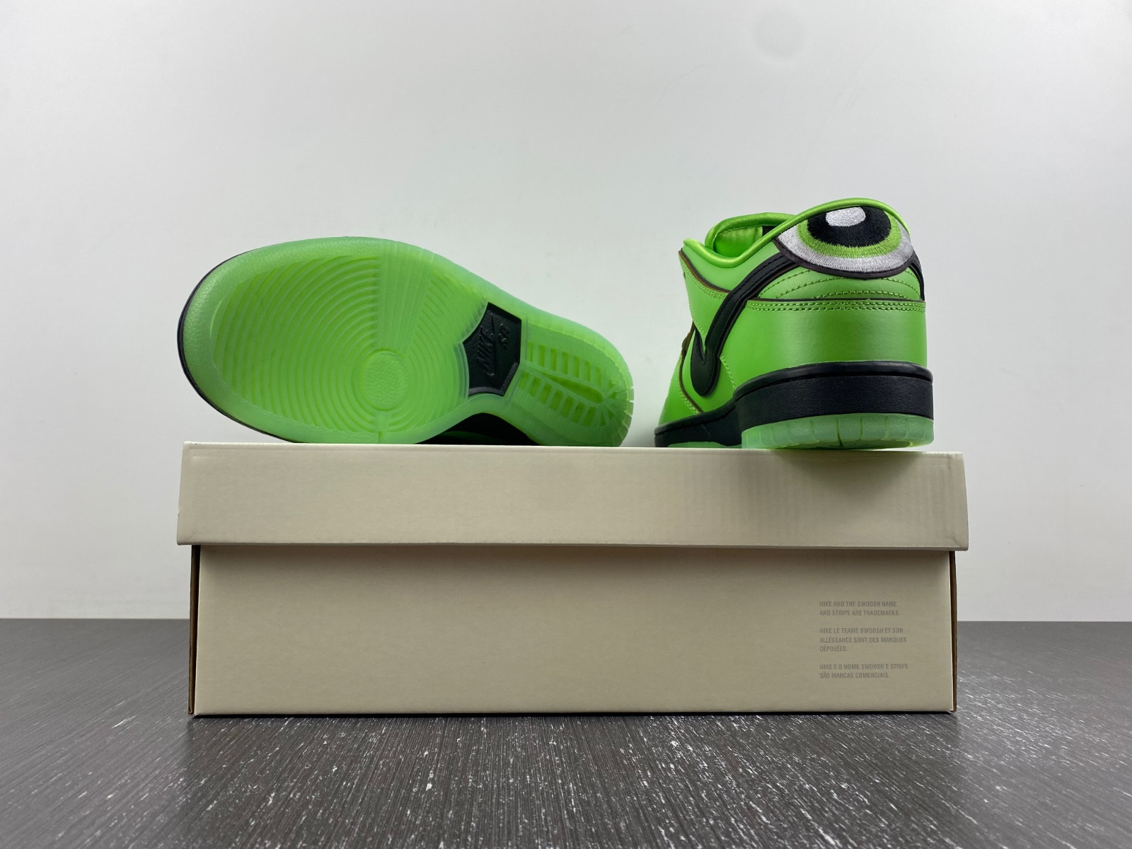 the powerpuff girls x nike sb dunk low buttercup fz8319-300