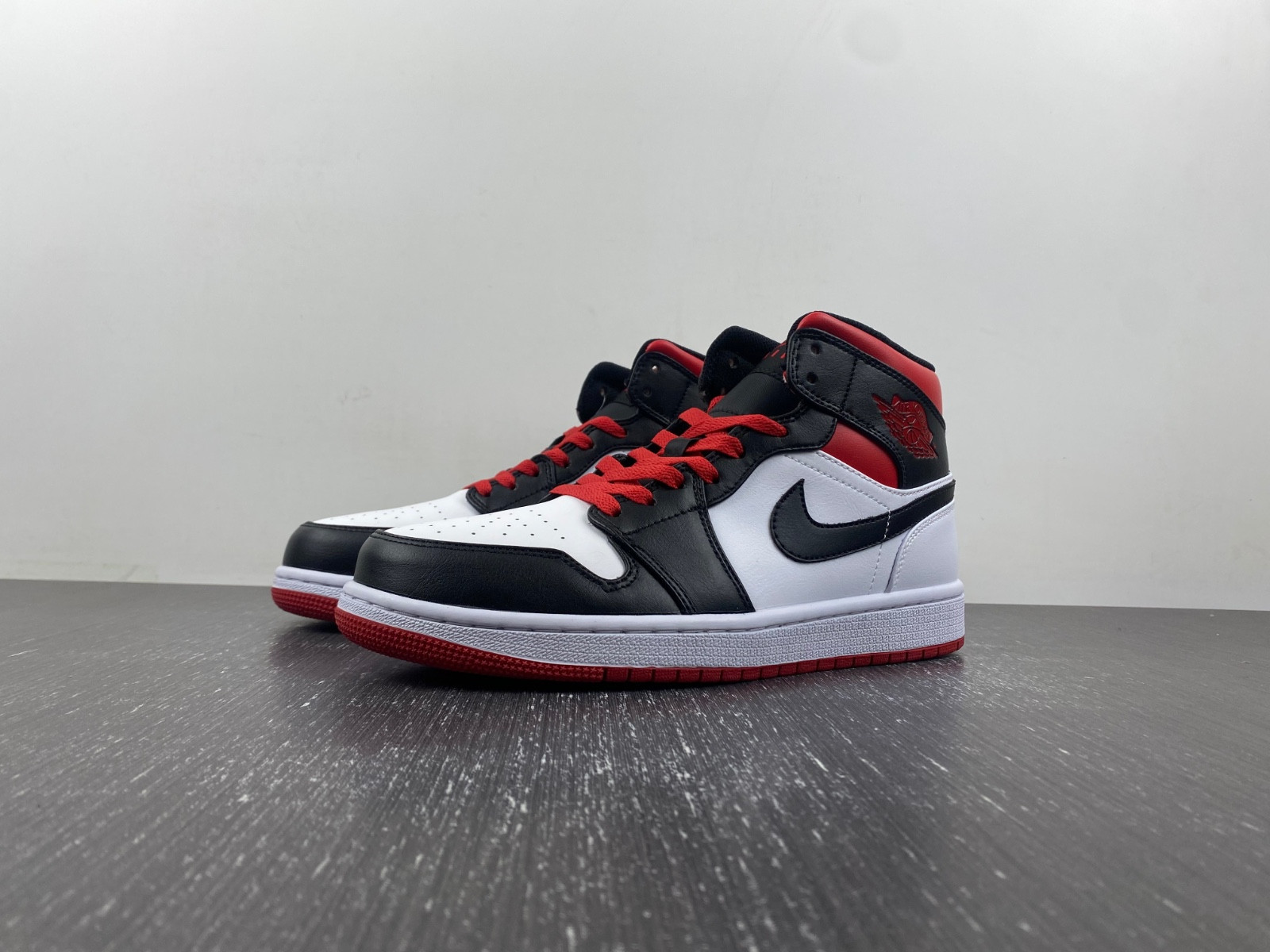 air jordan 1 mid ''gym red black toe'' dq8426-106
