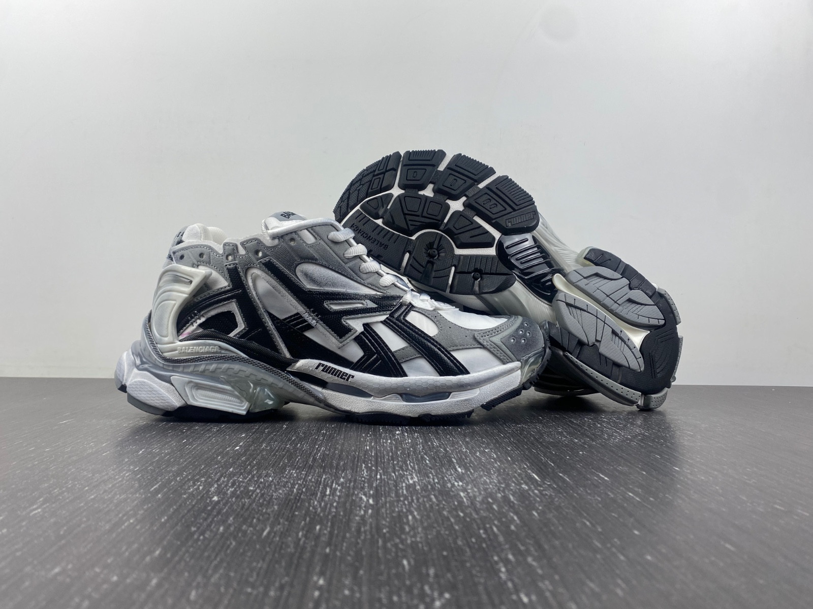 Ba*len*cia*ga runner sneaker