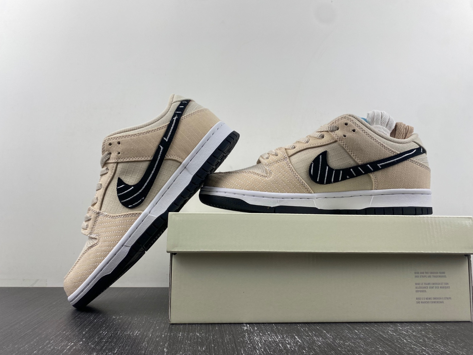 albino & preto x nike dunk sb low fd2627-200