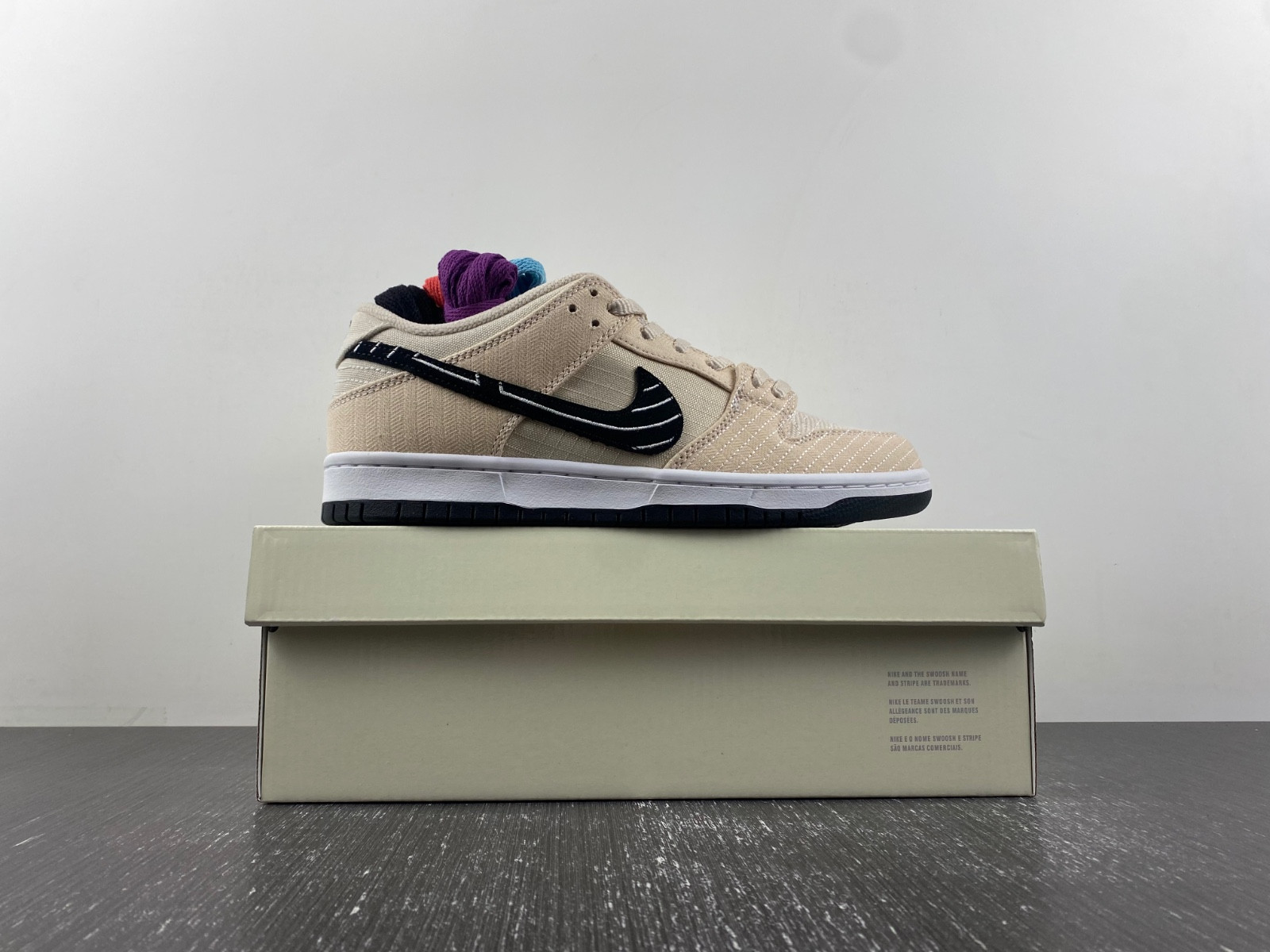 albino & preto x nike dunk sb low fd2627-200