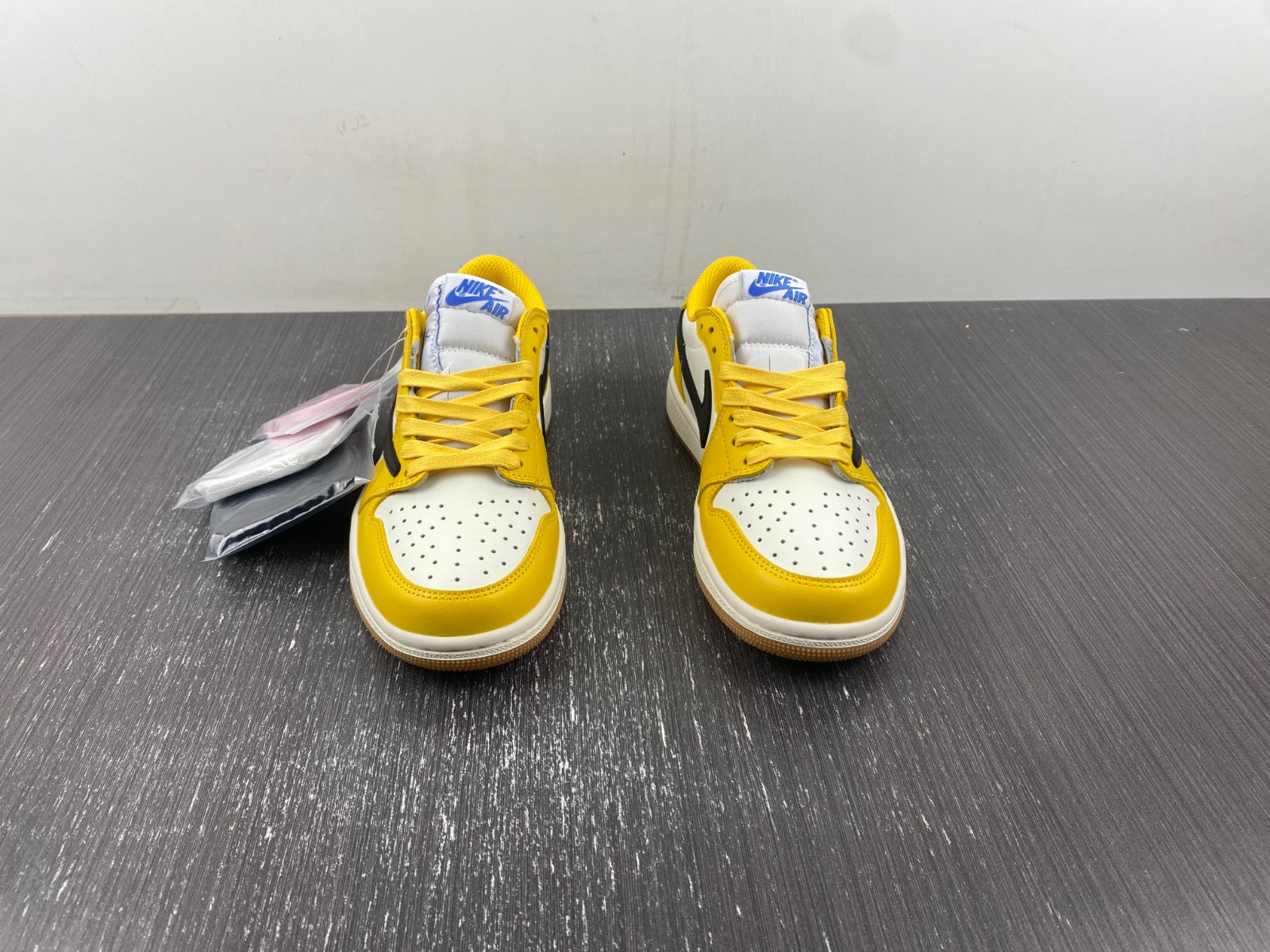 travis scott air jordan 1 low og canary dz4137-700