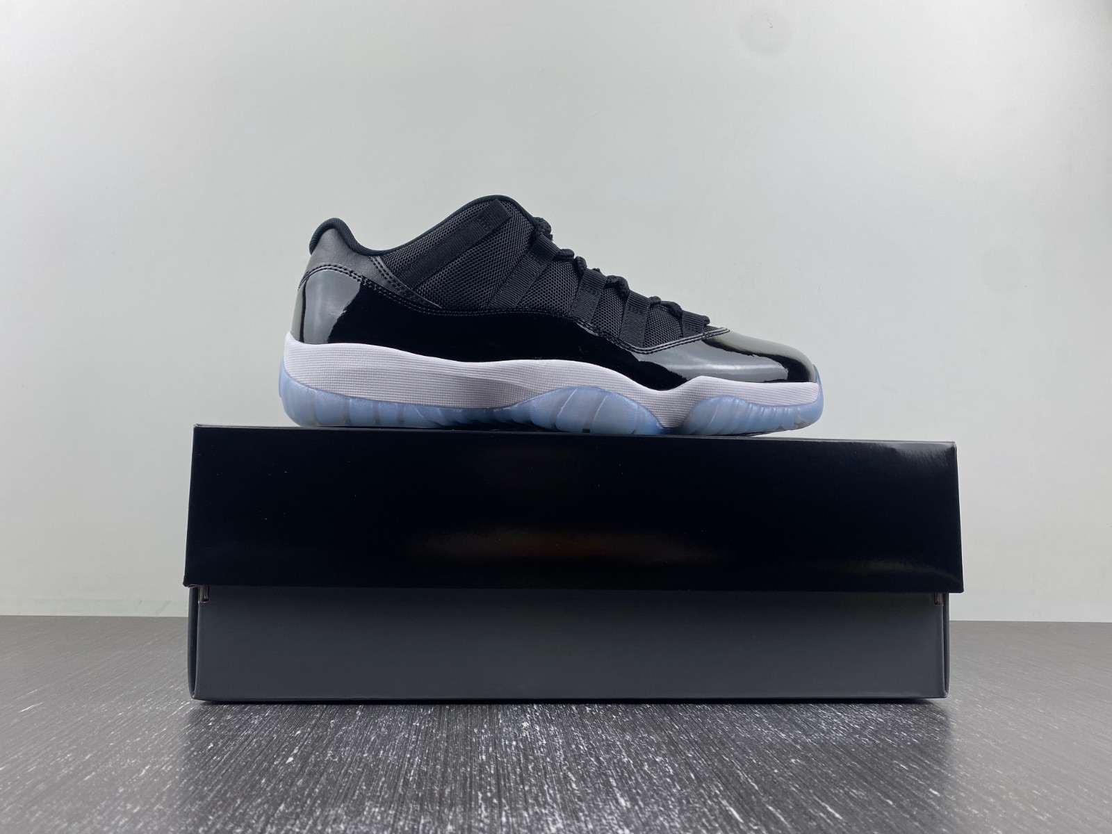 air jordan 11 “space jam fv5104-004