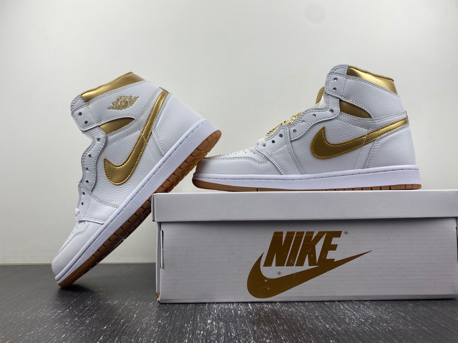 jordan 1 retro high og metallic gold (women