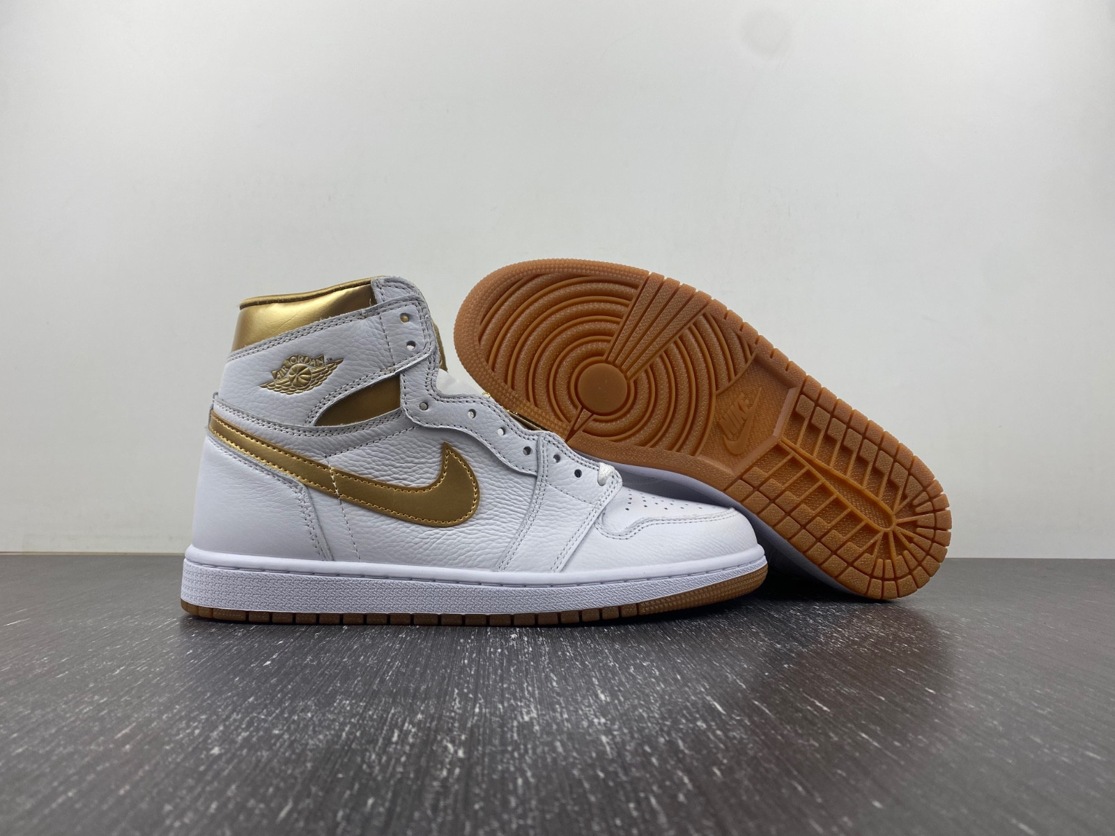 jordan 1 retro high og metallic gold (women