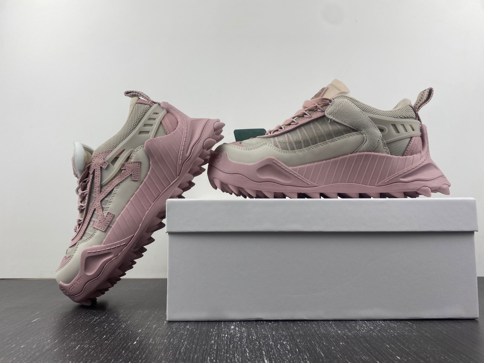 owt 19fw odsy-1000 sneakers