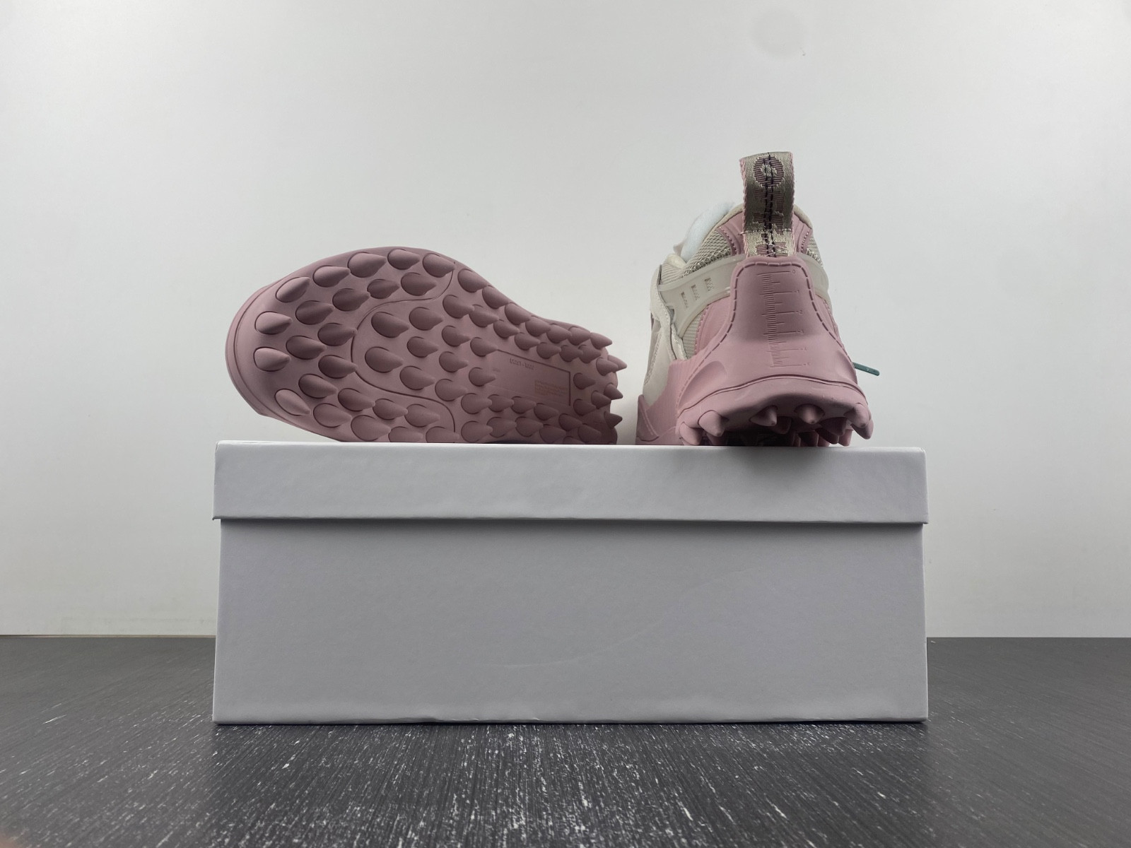 owt 19fw odsy-1000 sneakers