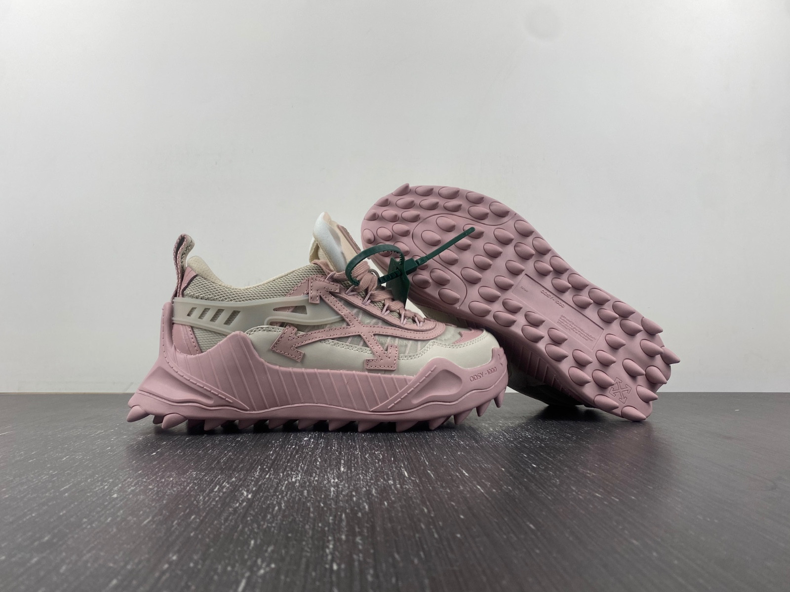 owt 19fw odsy-1000 sneakers