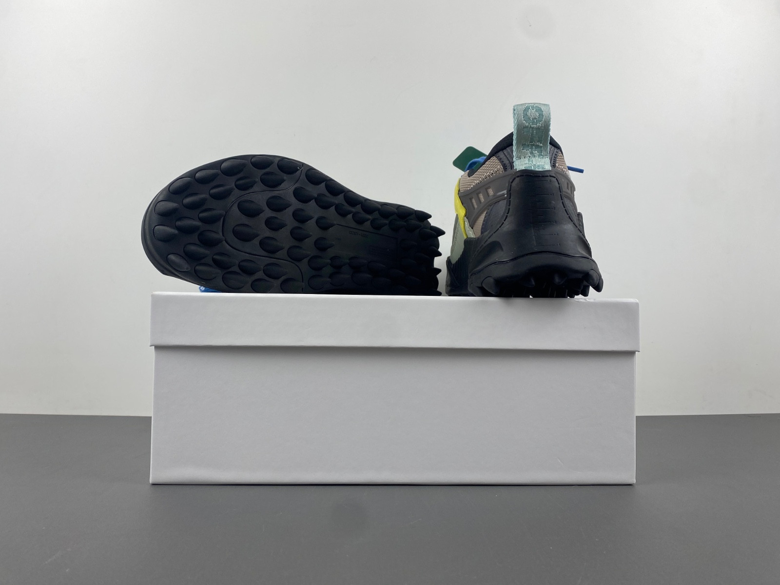 owt 19fw odsy-1000 sneakers