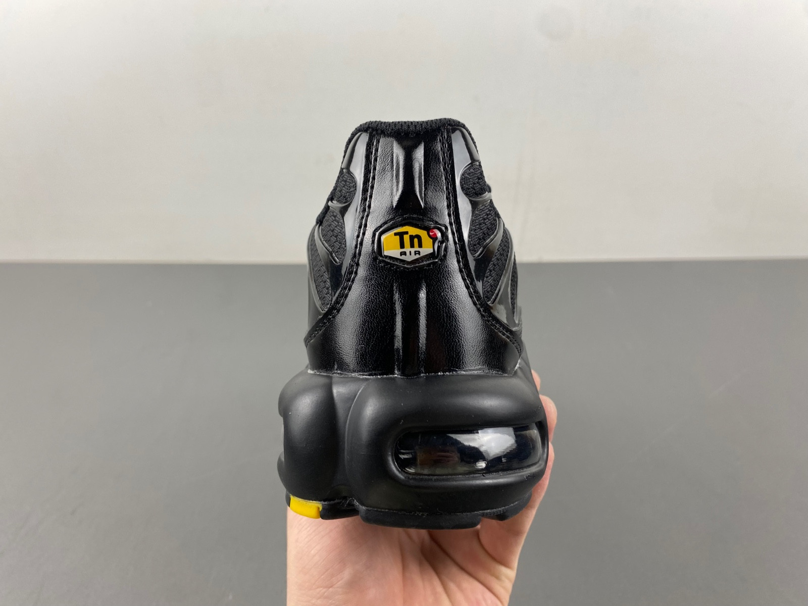 nike air max plus triple black men