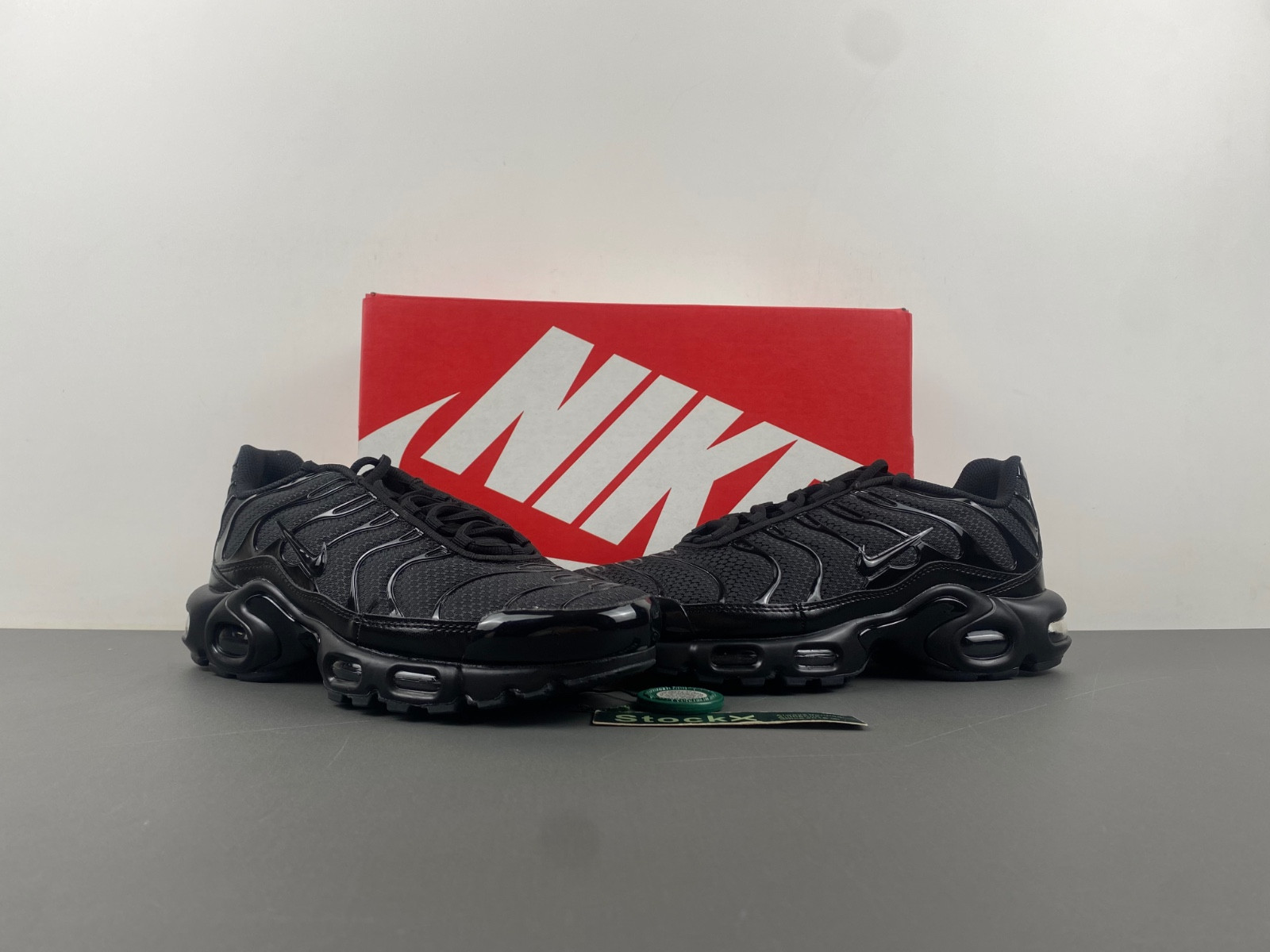 nike air max plus triple black men