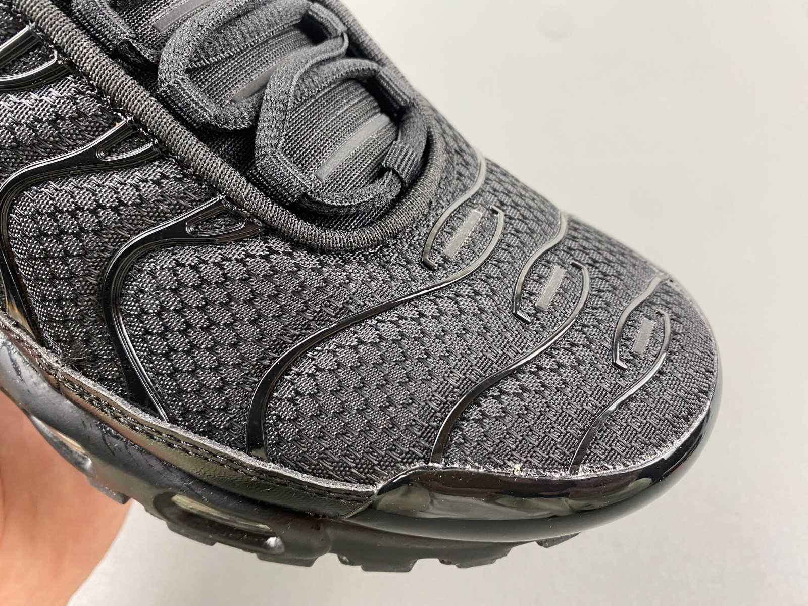 nike air max plus triple black men