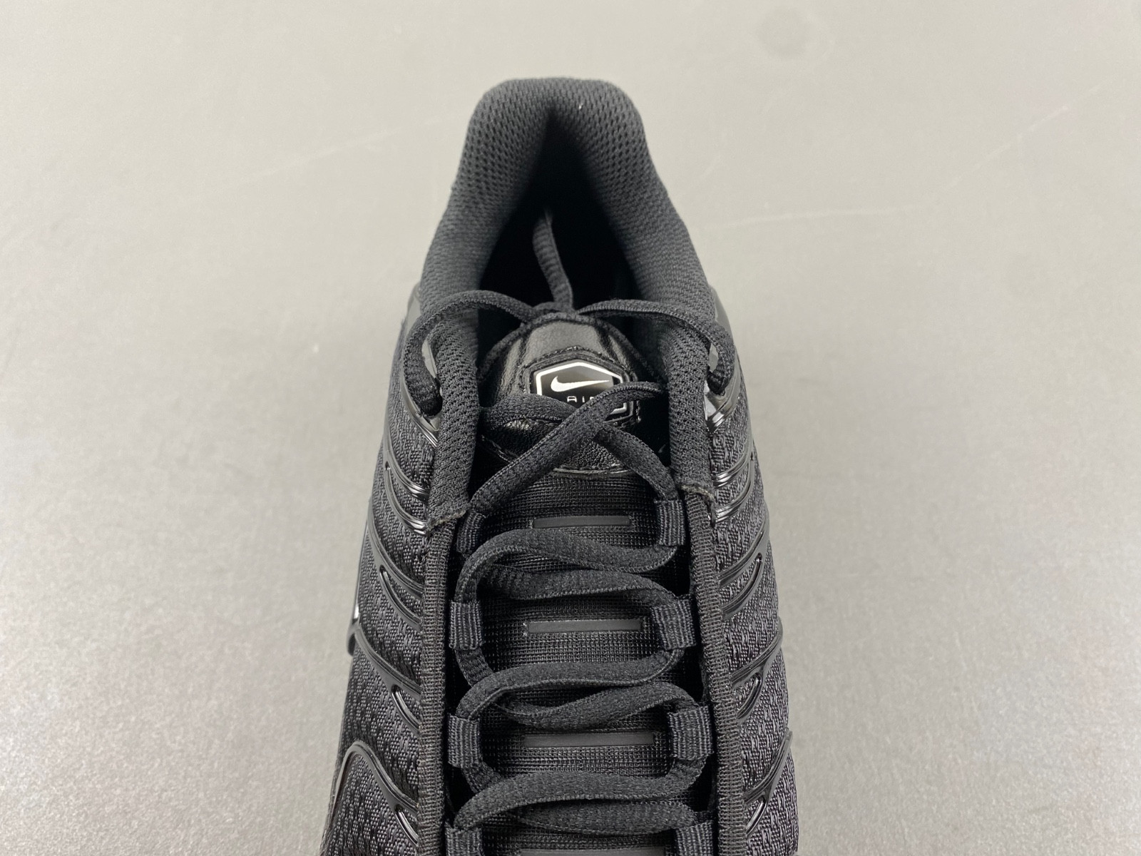 nike air max plus triple black men