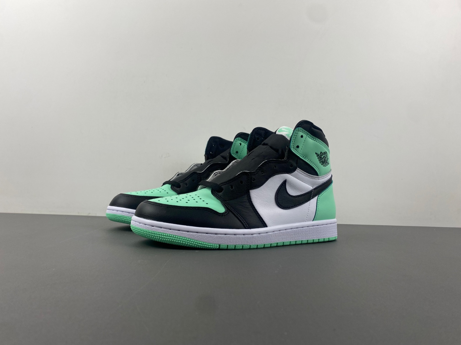 air jordan 1 retro high og green glow dz5485-130