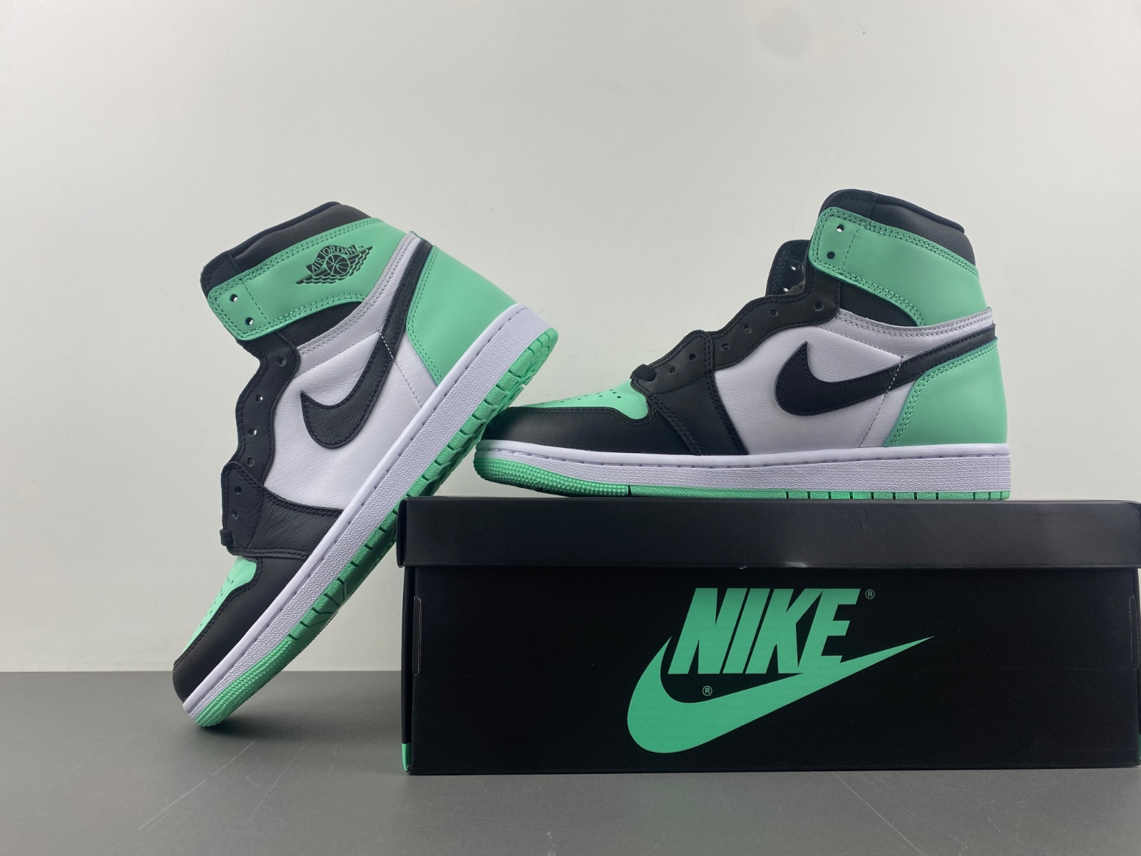 air jordan 1 retro high og green glow dz5485-130