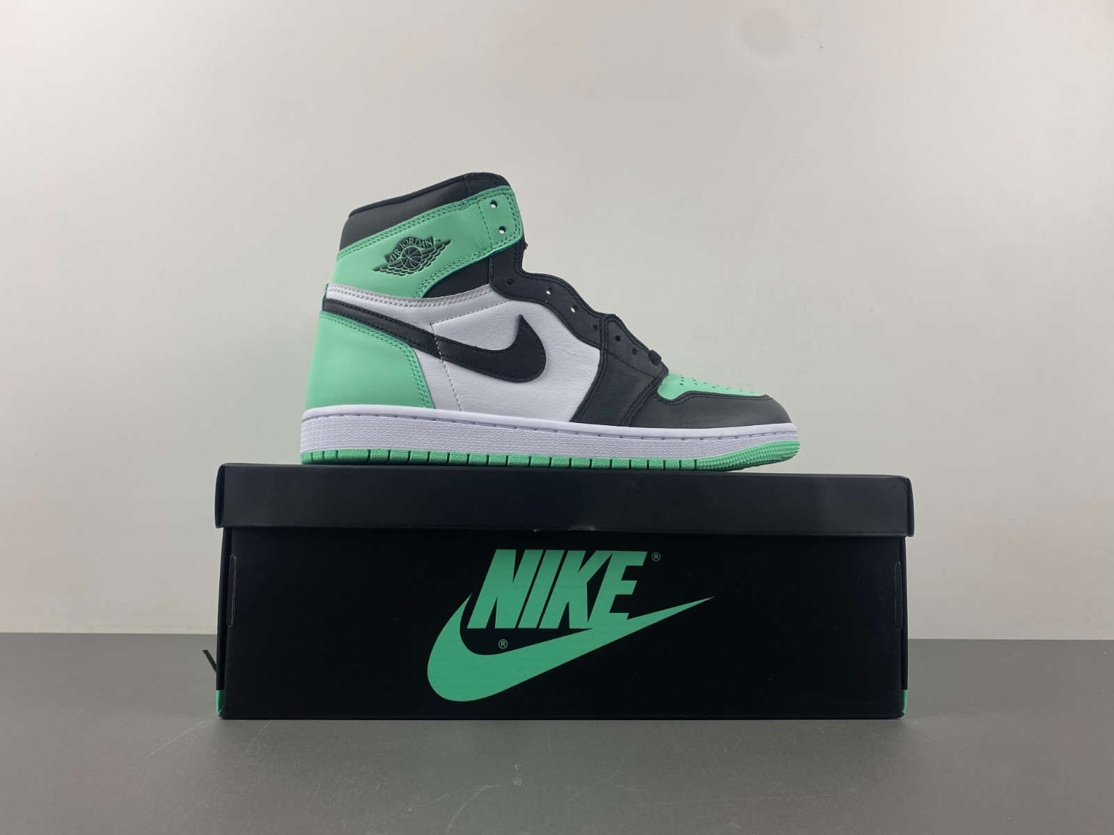 air jordan 1 retro high og green glow dz5485-130