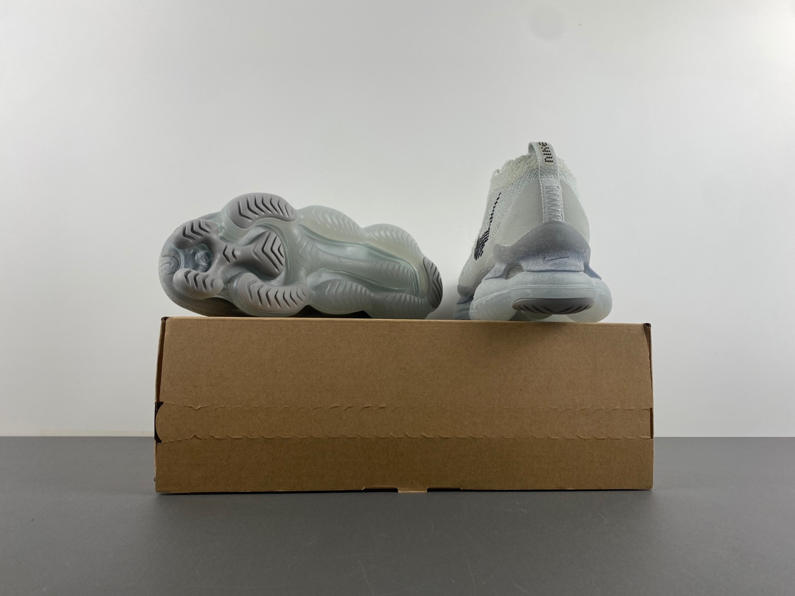 nike air max scorpion flyknit se "light silver" fq2694-001