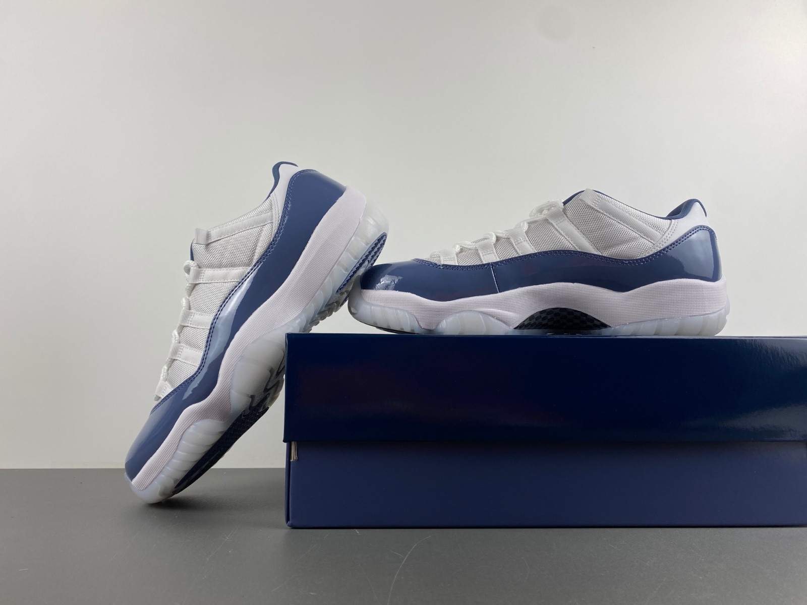 air jordan 11 low retro white midnight navy fv5104-104