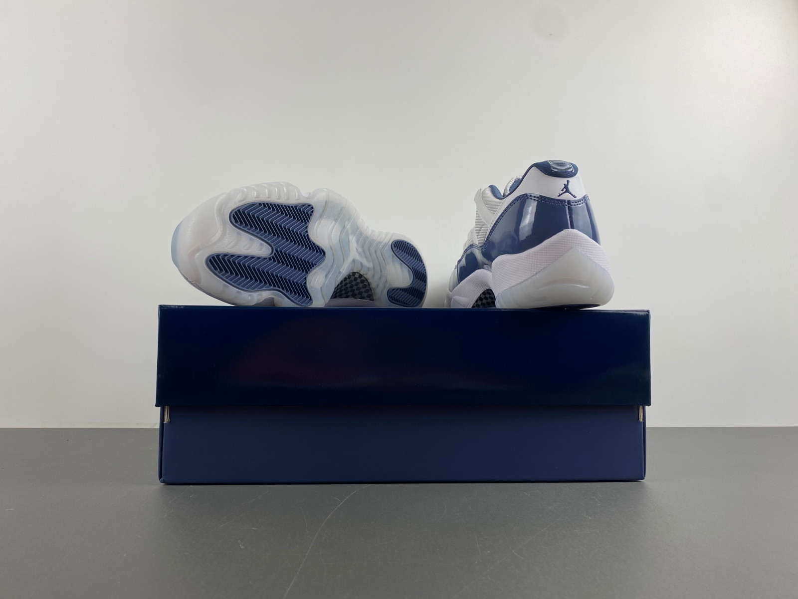 air jordan 11 low retro white midnight navy fv5104-104