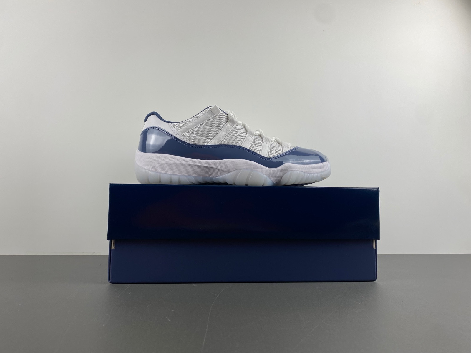 air jordan 11 low retro white midnight navy fv5104-104