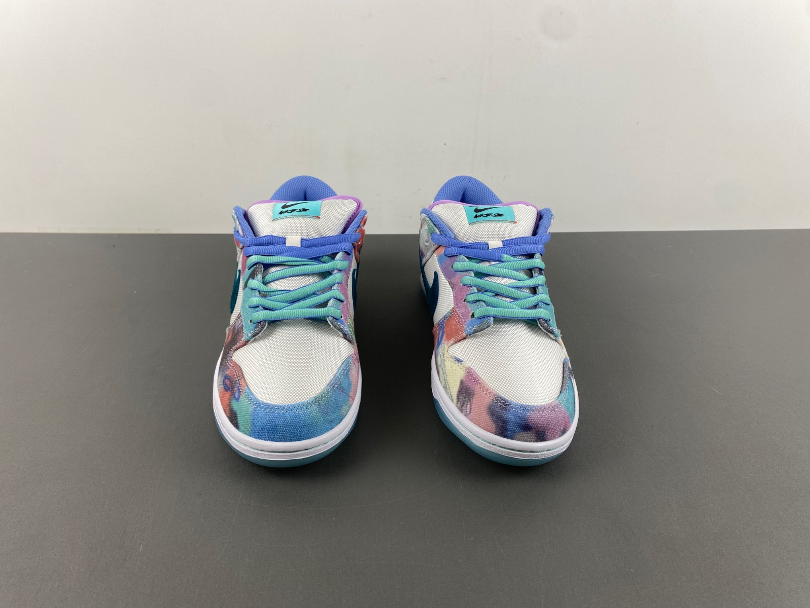 futura laboratories x nike sb dunk low hf6061-400