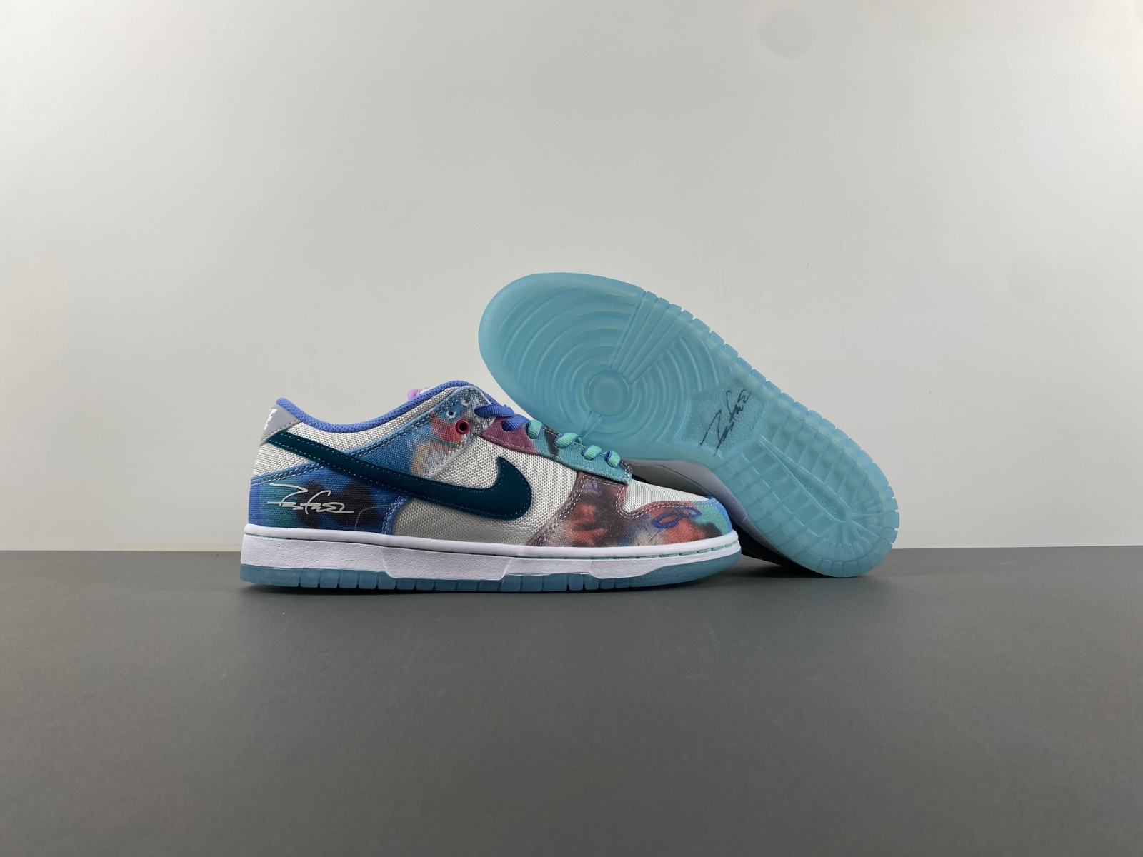 futura laboratories x nike sb dunk low hf6061-400