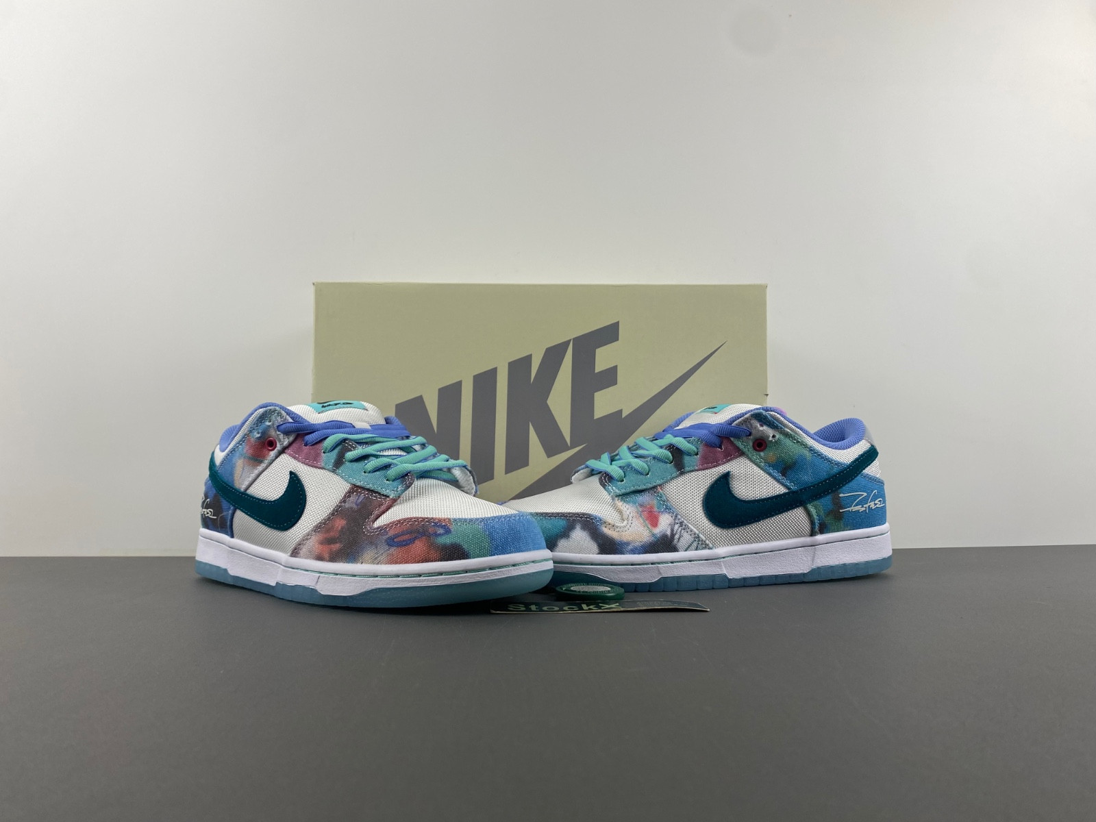 futura laboratories x nike sb dunk low hf6061-400