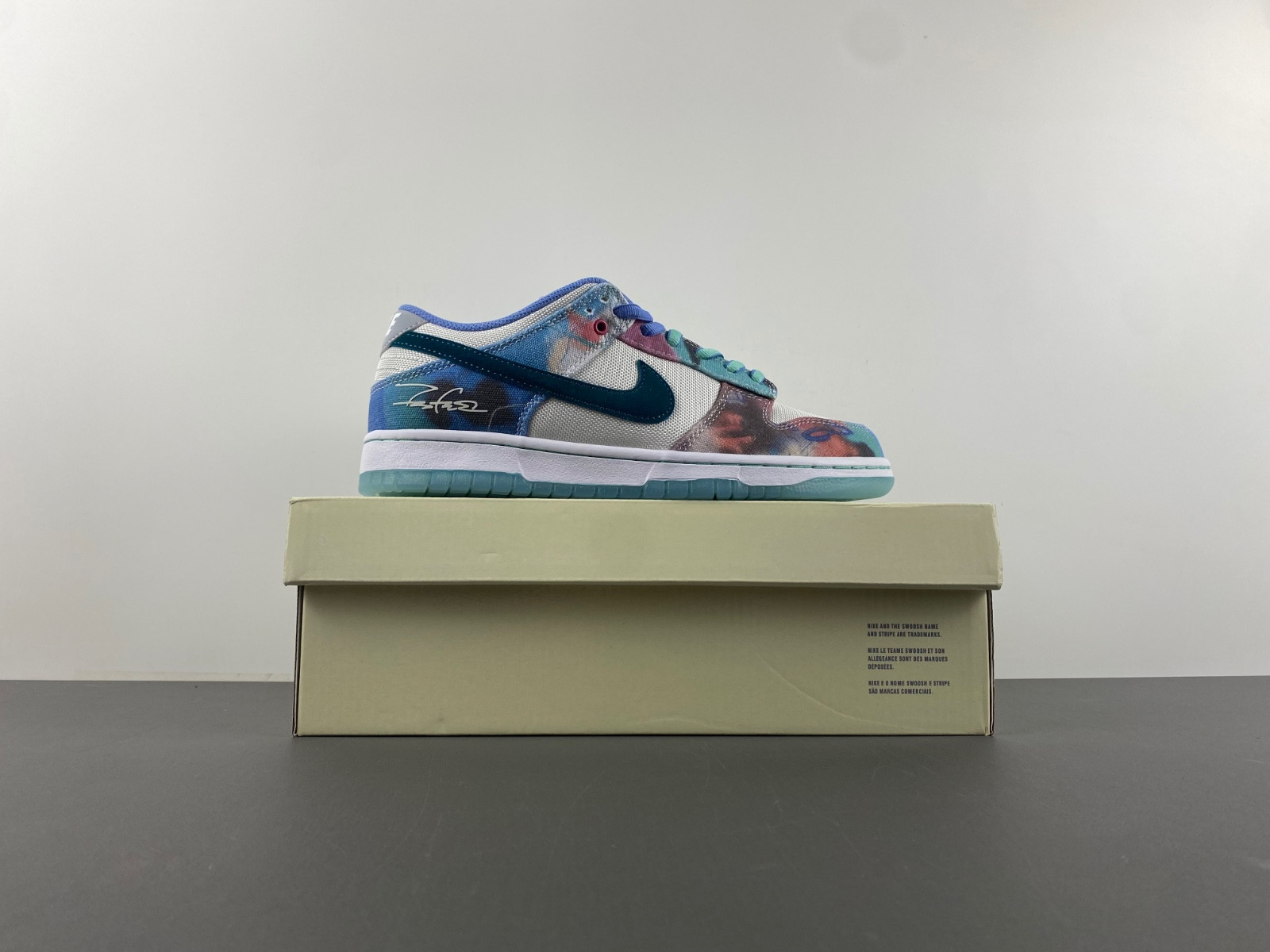 futura laboratories x nike sb dunk low hf6061-400