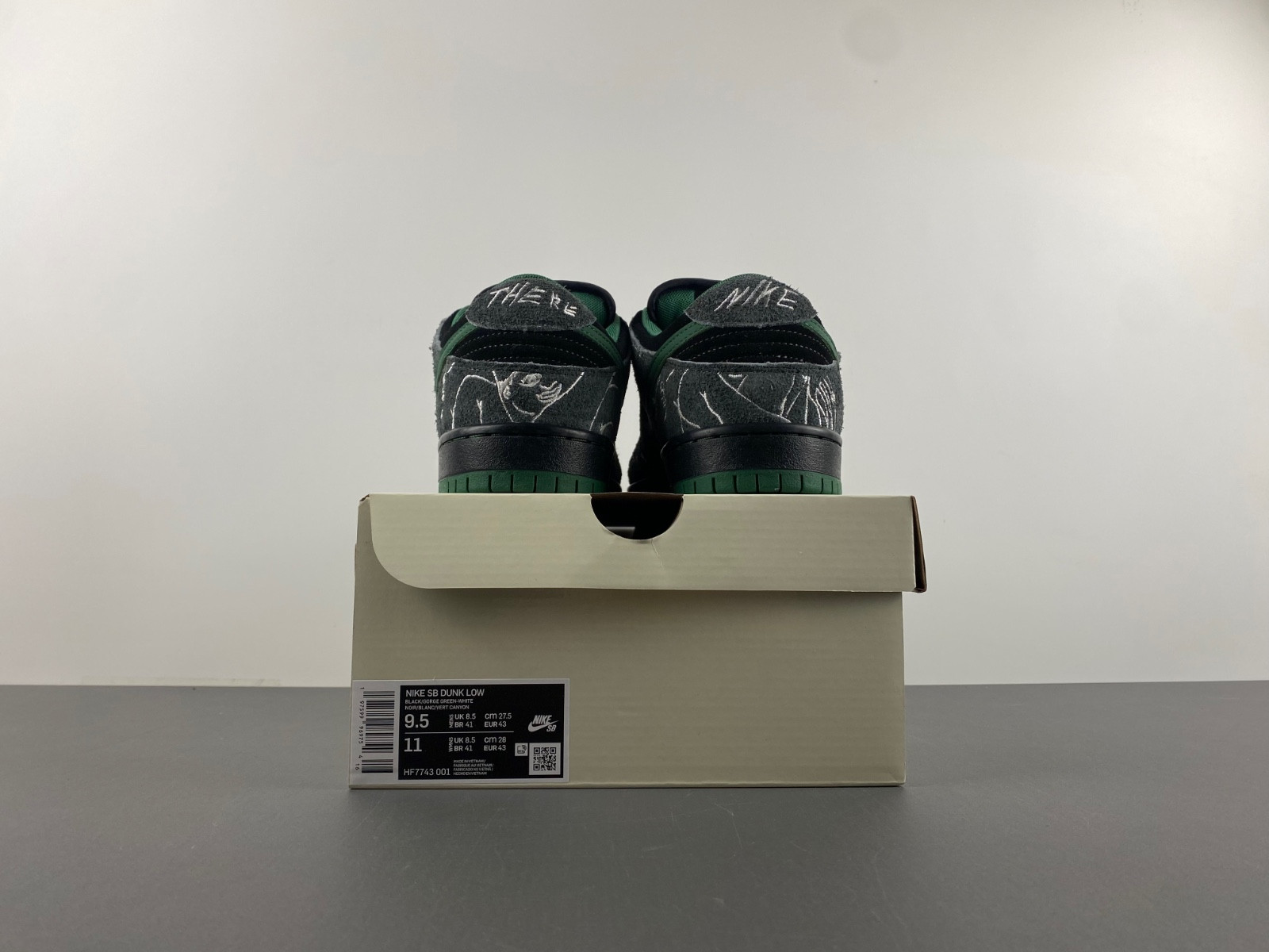 there skateboards x nike sb dunk low hf7743-001