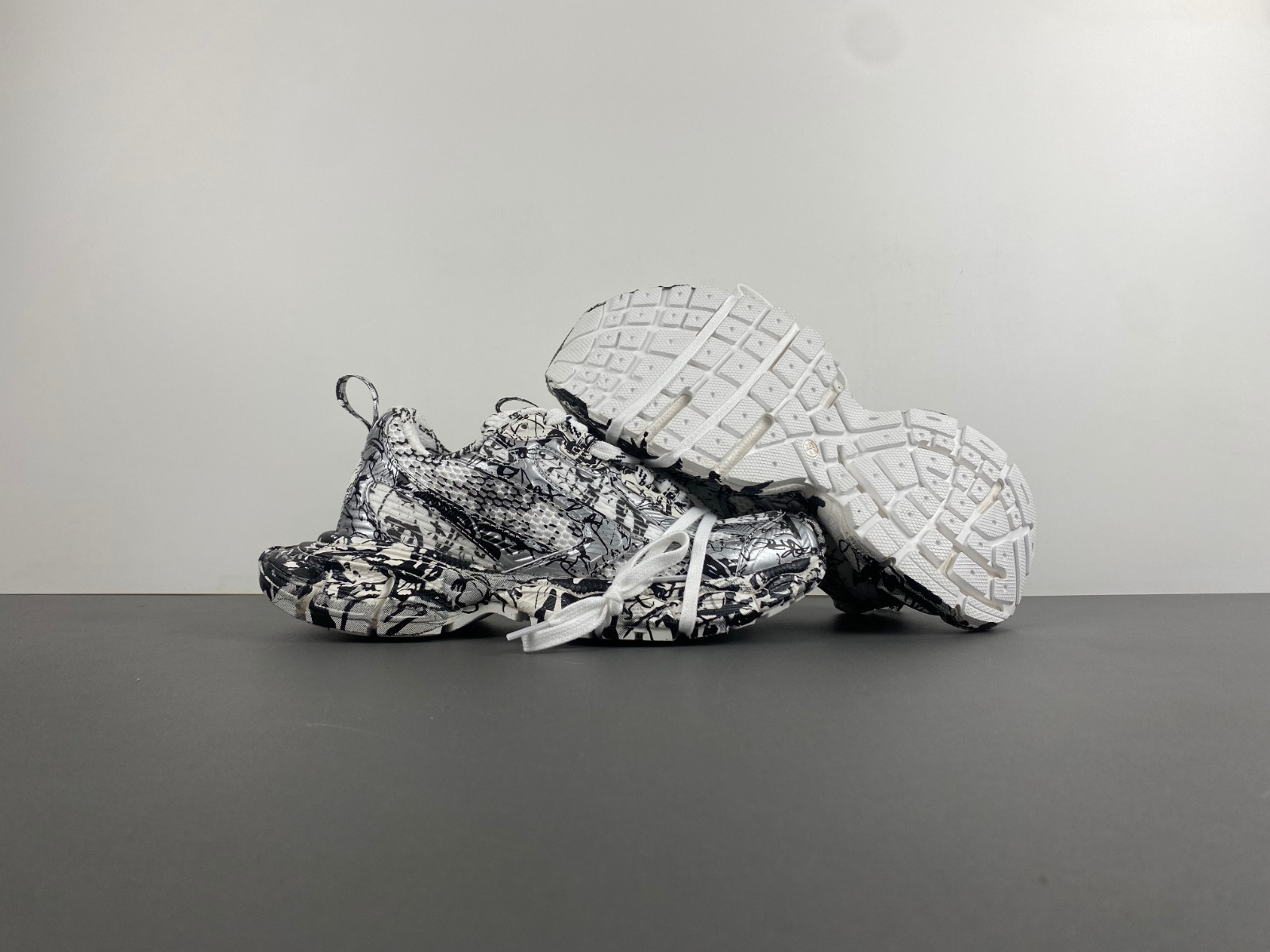 Ba*len*cia*ga 3xl extreme graffiti sneaker in white/black