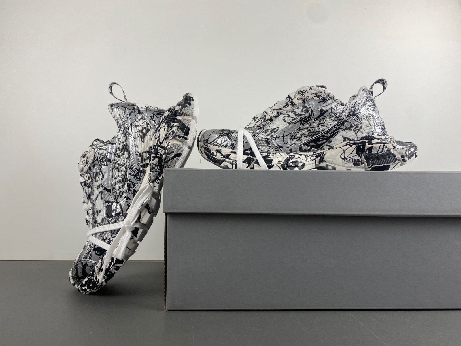 Ba*len*cia*ga 3xl extreme graffiti sneaker in white/black