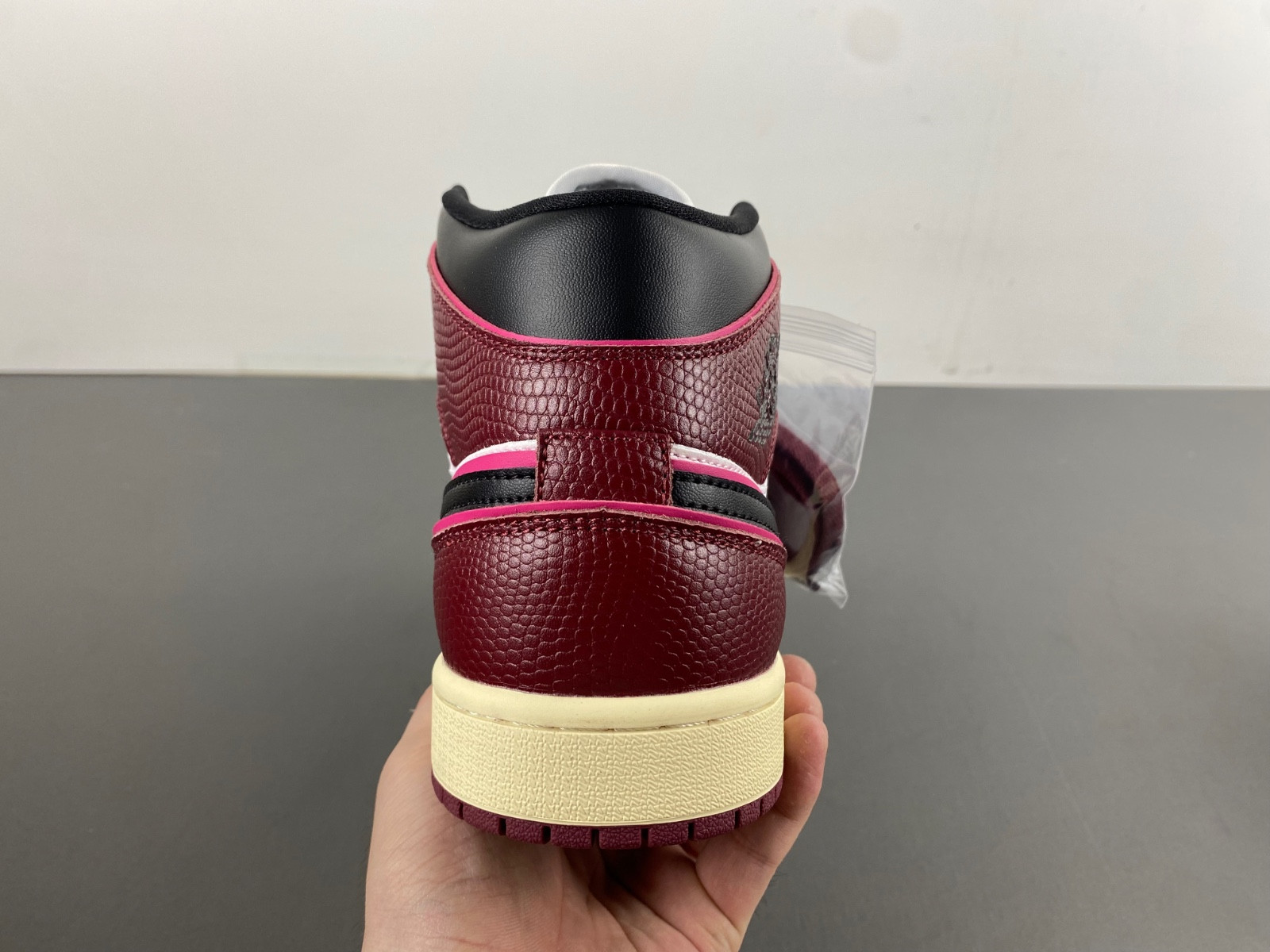 jordan 1 mid se bordeaux (women
