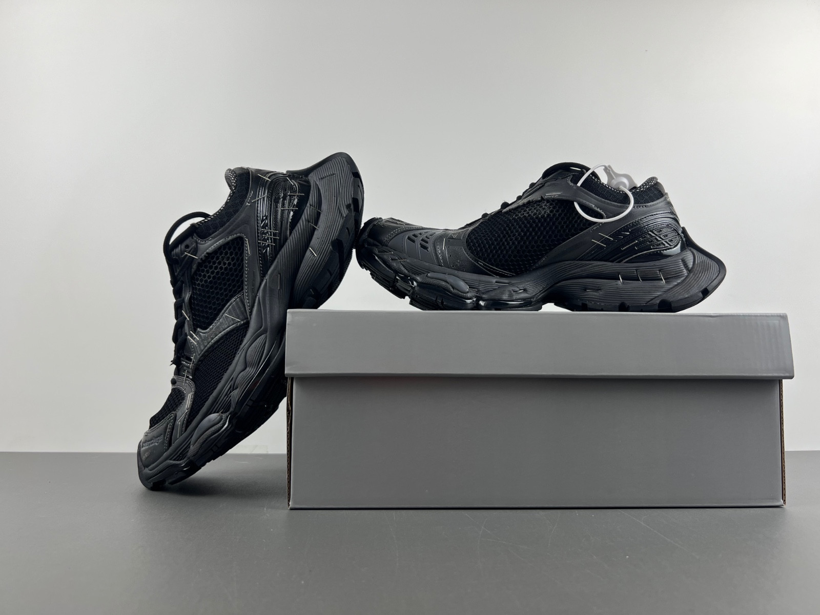 Ba*len*cia*ga stapler sneaker in black