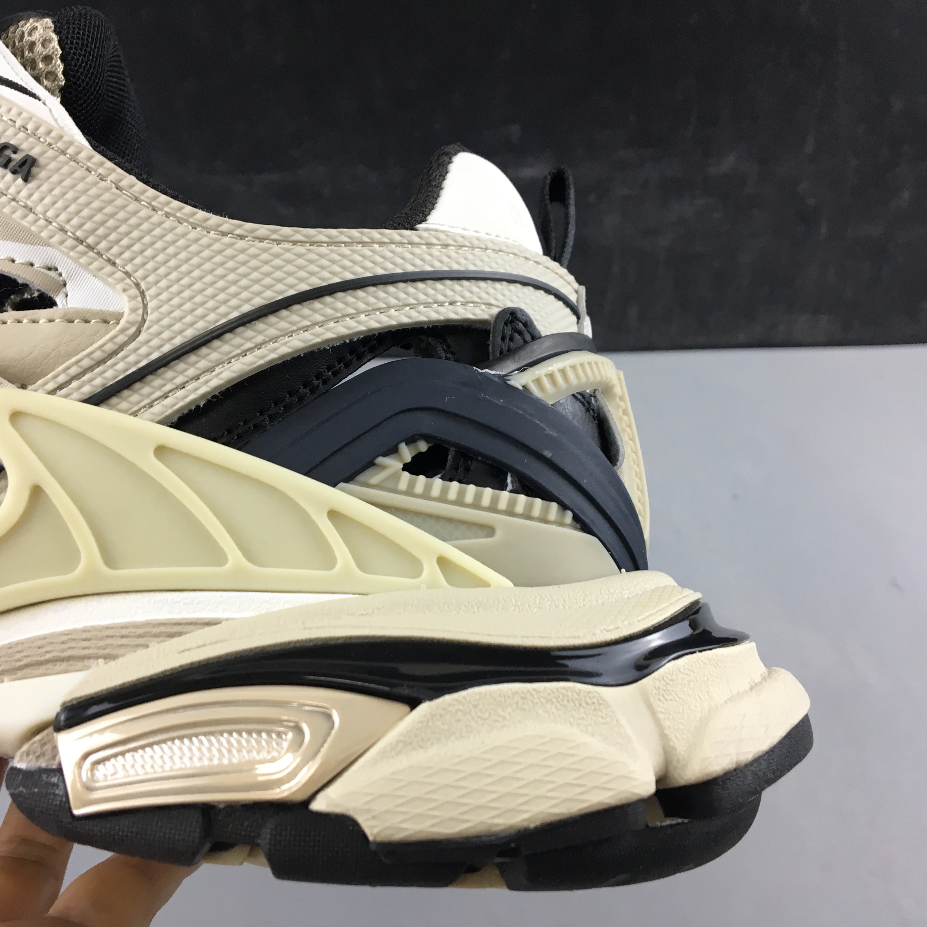 Ba*len*cia*ga track 4