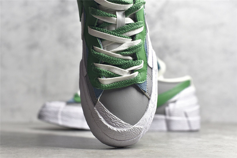 nike blazer low sacai medium grey classic green - dd1877-001