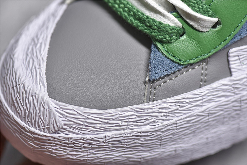 nike blazer low sacai medium grey classic green - dd1877-001
