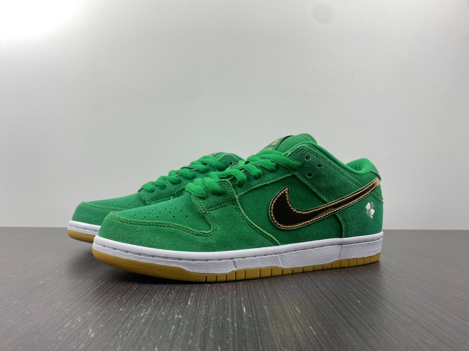 nike sb dunk low st. patty''s day bq6817-303