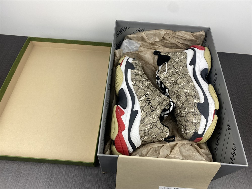 Ba*len*cia*ga triple s g*u*i sneaker