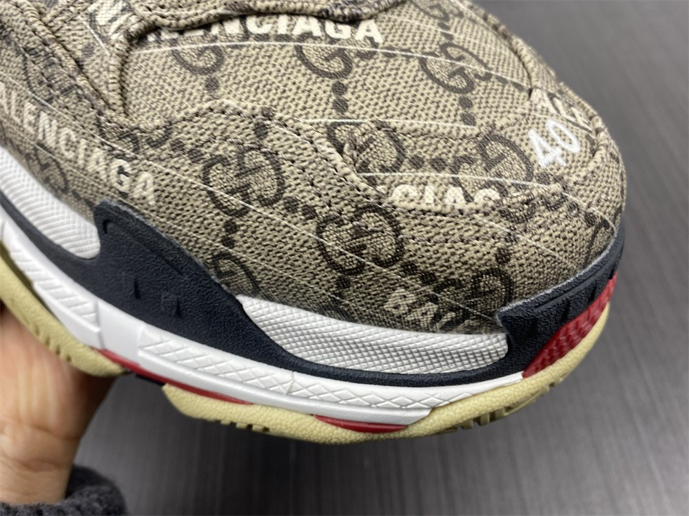 Ba*len*cia*ga triple s g*u*i sneaker